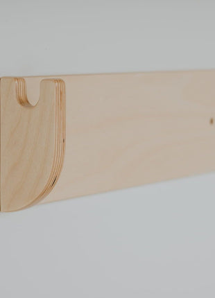 Detail van Zweeds klimwand systeem naturel met houten muurbevestiging