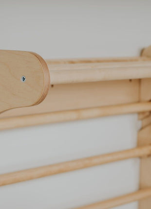 Detail van Zweeds klimwand systeem naturel met ronde houten sporten