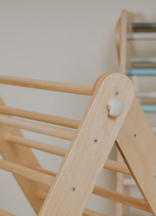 Detail van Zweeds klimwand systeem naturel met witte verstelknop op zijkant