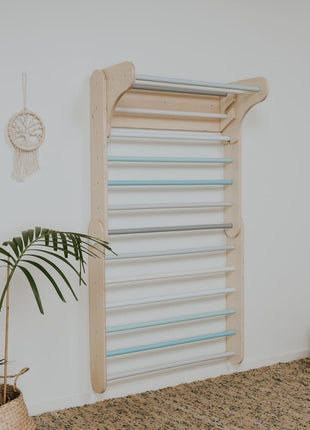 Zweeds klimwand systeem pastel gemonteerd aan witte muur met gekleurde sporten zijaanzicht
