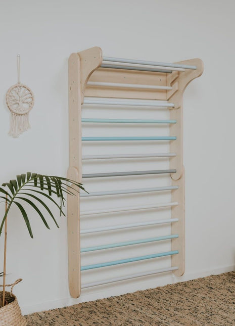 Zweeds klimwand systeem pastel gemonteerd aan witte muur met gekleurde sporten zijaanzicht