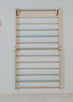 Zweeds klimwand systeem pastel recht gemonteerd aan muur met witte en mintgroene sporten