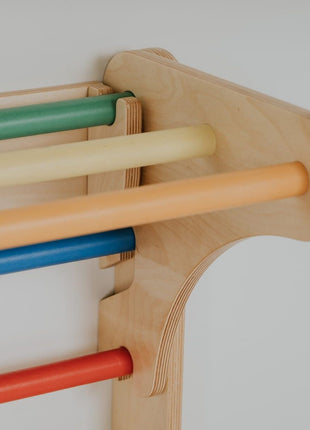 Detail van Zweeds klimwand systeem regenboog met houten zijpaneel en gekleurde sporten