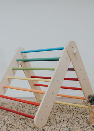 Zweeds klimwand systeem regenboog in driehoekopstelling met gekleurde sporten op vloerkleed