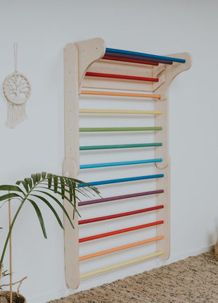 Zweeds klimwand systeem regenboog schuin gemonteerd aan witte muur met gekleurde sporten