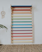 Zweeds klimwand systeem regenboog recht gemonteerd aan muur met rood gele groene en blauwe sporten