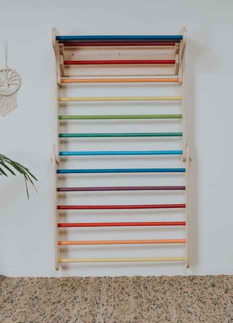 Zweeds klimwand systeem regenboog recht gemonteerd aan muur met rood gele groene en blauwe sporten