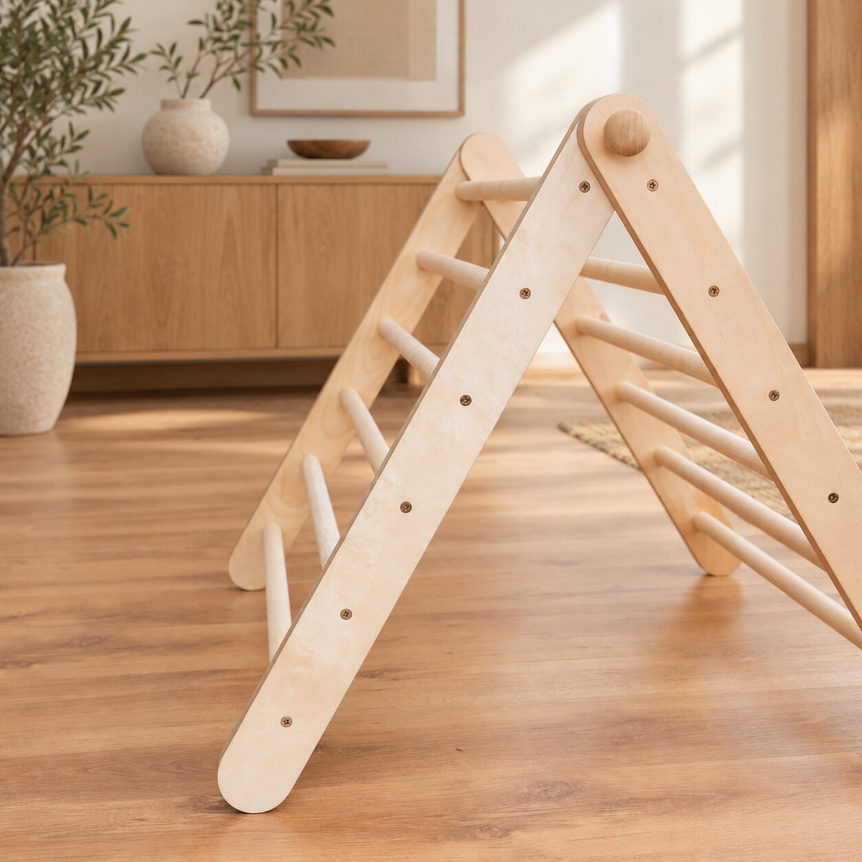 Een houten klimdriehoek in een lichte woonkamer.